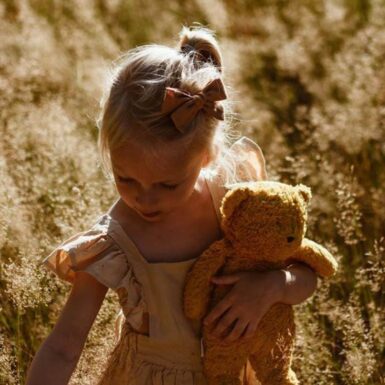 MOONIE THE HUMMING BEAR HONEY NATUR - GEEL