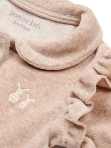 POETREE KRUIPPAKJE VELOURS MET RUFFELS CAMEL - BEIGE