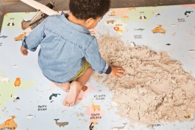 LITTLE GEM. SPEELMAT VINYL LITTLE ADVENTURER 100X140CM - BLAUW